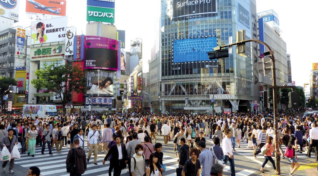 Hunderte Menschen überqueren die Shibuya Crossing in Japan, Kreuzung mit den weltweit meisten Fußgängern.