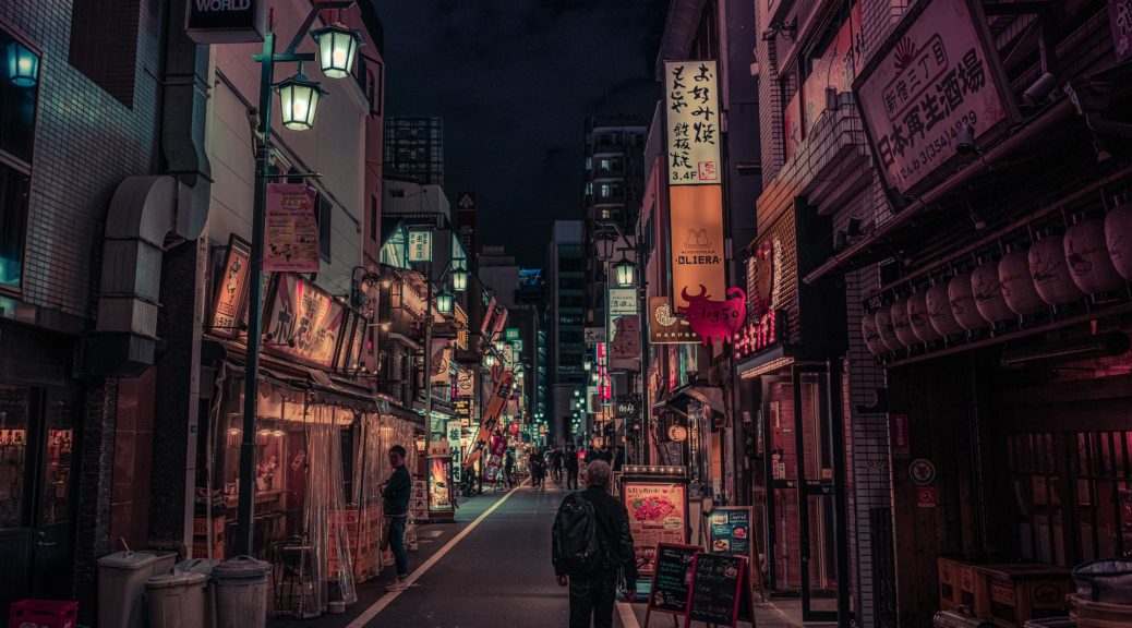Eine Nebenstraße in Shinjuku in Tokio bei Nacht.