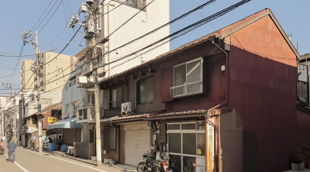 Eine weniger touristische Häuserfront in Tokio mit niedrigeren und mittelhohen Gebäuden.