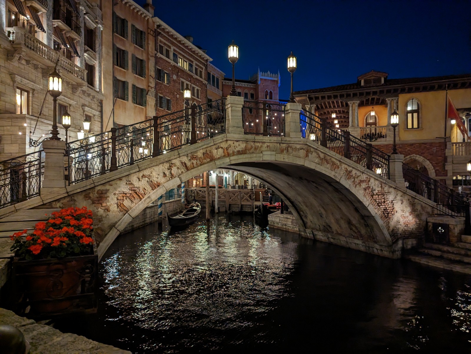 Eine an Venedig erinnernde Brücke über einen Kanal im DisneySea Tokyo.