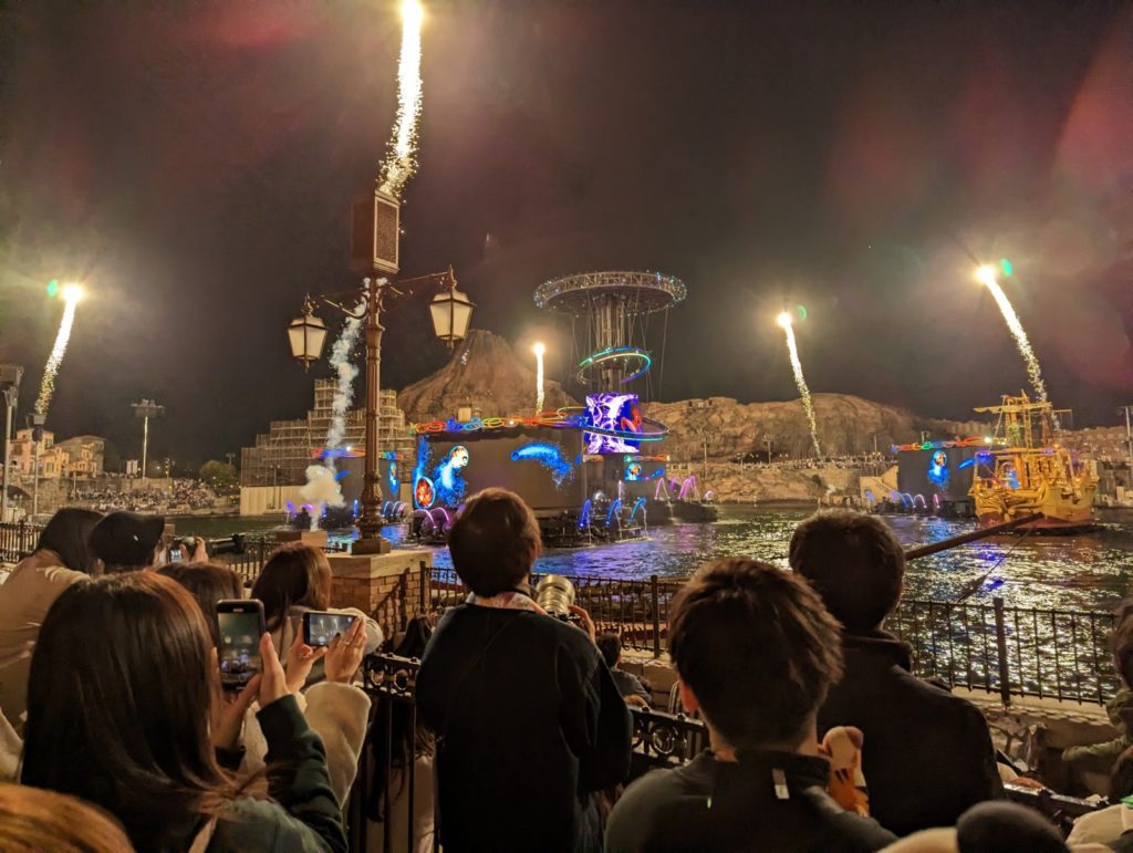 Abendshow im mediterranen Hafen vom DisneySea mit reichlich Feuerwerk.