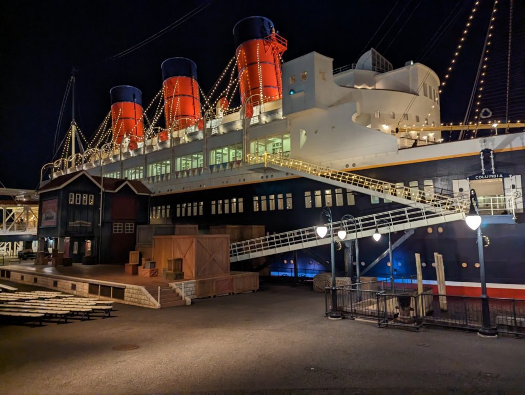 Das große Kreuzfahrtschiff im Hafen der American Waterfront im DisneySea.
