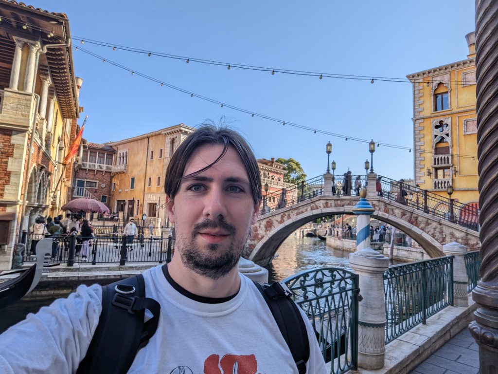 Selfie des Autors vor den venedischen Brücken im DisneySea