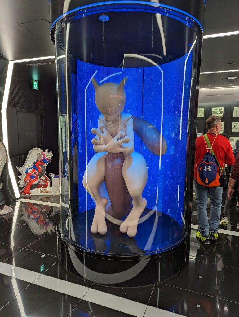 Am Eingang des Pokemon-Centers in Shibuya ist ein Mewtwo in einem Wassertank.