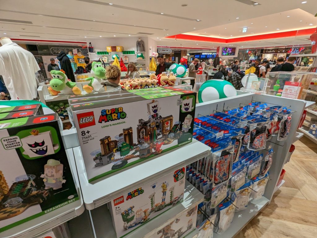 Ein Blick über den Nintendo Store im Shibuya Cyberspace mit einigen Lego-Artikeln im Vordergrund.
