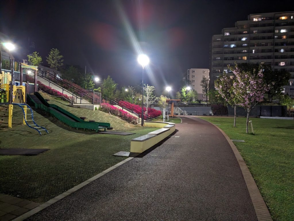 Ein kleiner gemütlicher Park in Japan bei Nacht. 