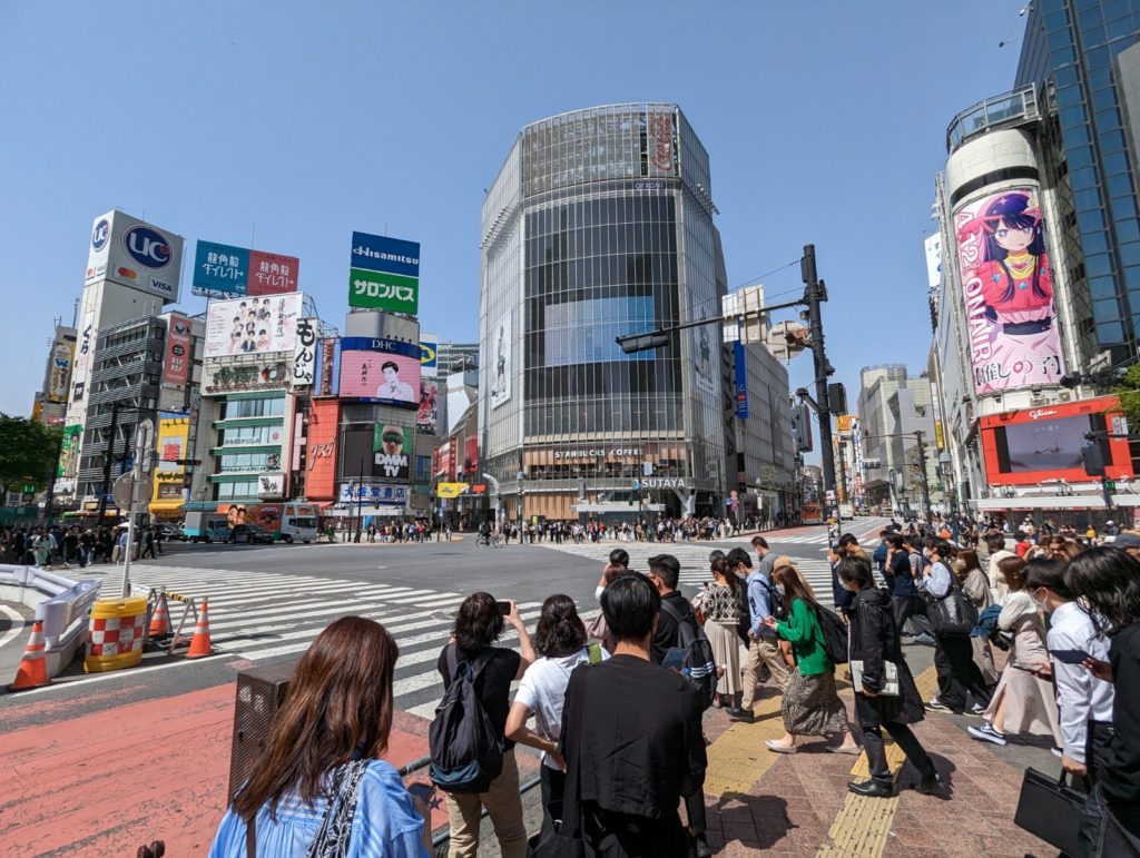 Die Shibuya-Crossing mit vielen wartenden Fußgängern - allerdings nicht zur Rush Hour.