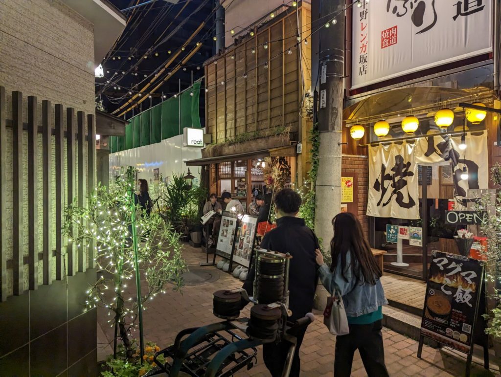 Eine belebte spätabendliche Einkaufsstraße in Nakano.