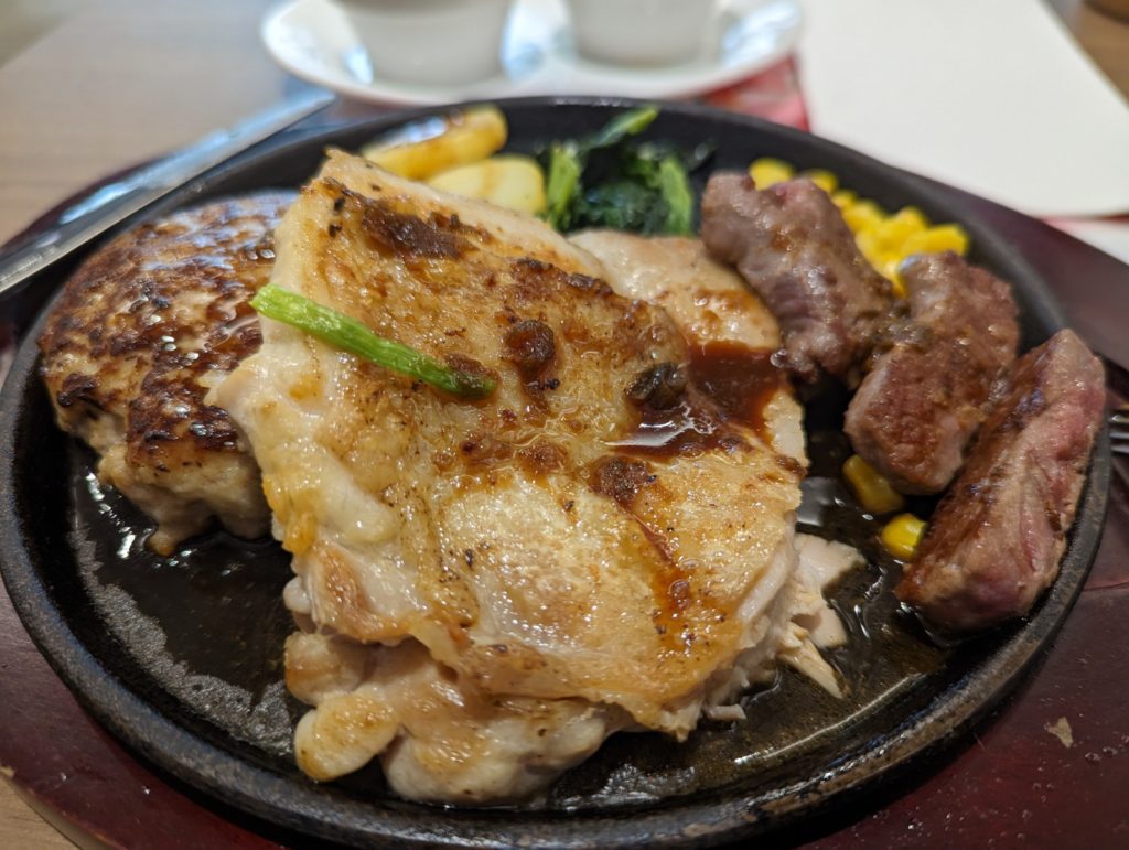Ein Fleischgericht im Denny's in Japan.