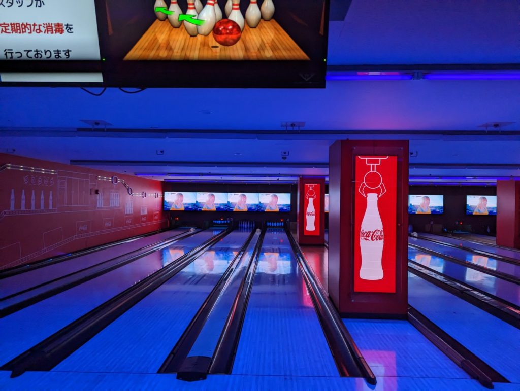 Eine Bowlingbahn in Shibuya mit Schwarzlicht. 