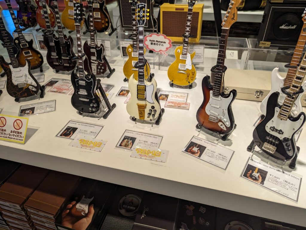 Ein kleiner Shop in Ikebukuro in dem Miniatur-Modelle bekannter Gitarren verkauft werden. 