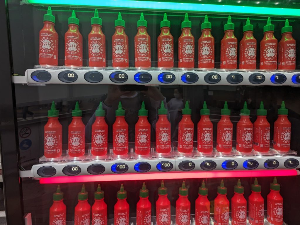 Ein Automat in Ikebukuro, in dem man Sriracha kaufen kann. 