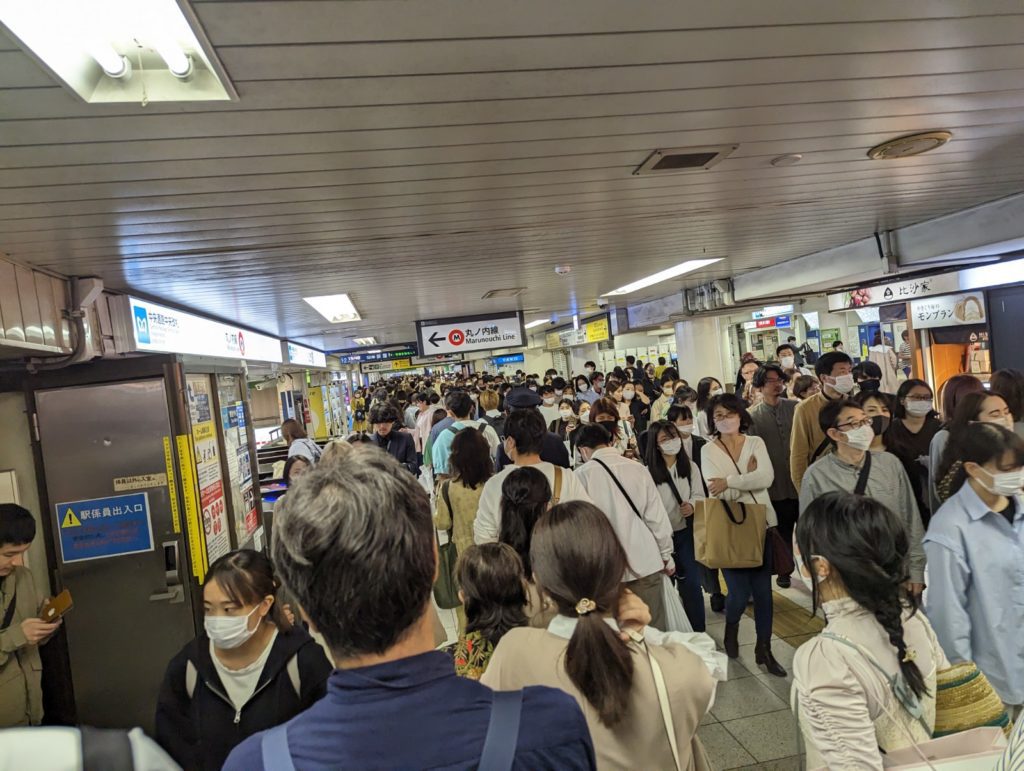 Der Bahnhof Ikebukuro mit großen Menschenmassen, die durch die Gänge strömen.