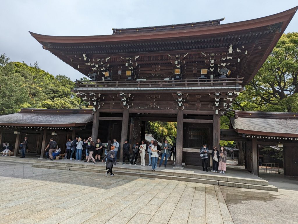 Ein hölzernes Eingangsgebäude des Meiji-Schrein in Tokios Yoyogi-Park.