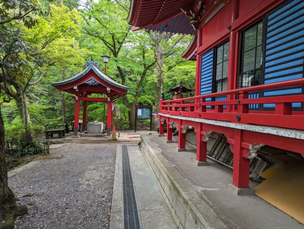 Die roten Gebäude des kleinen Tempels im Inokashira Park.