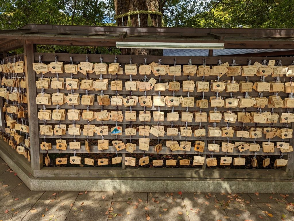 Hölzerne Ema-Tafeln im Meiji-Schrein in Tokios Yoyogi-Park.