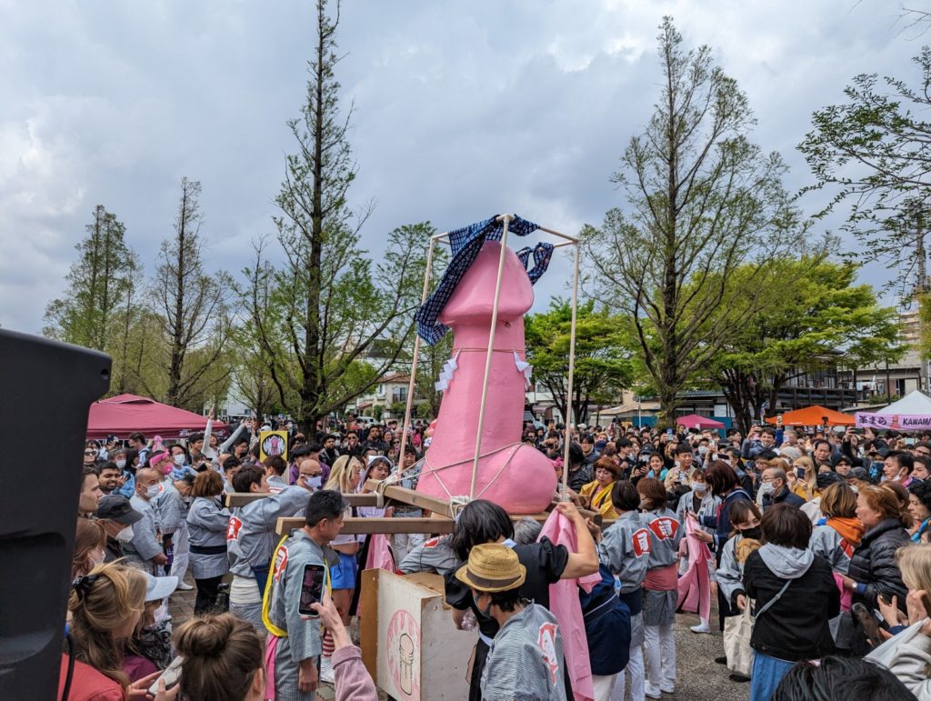 Ein Mikoshi-Schrein in Form eines riesigen rosafarbenen Penis.