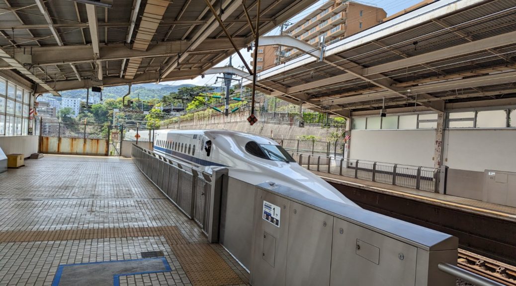 Ein japanischer Shinkansen-Schnellzug steht in Atami