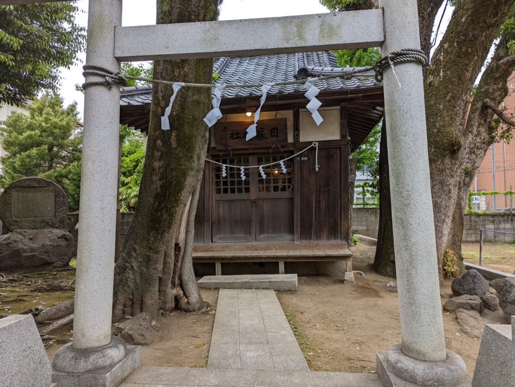 Der kleine Higurashi-Schrein in Ito, bestehend aus einem steinernen Torii und einem kleinen SChreingebäude.