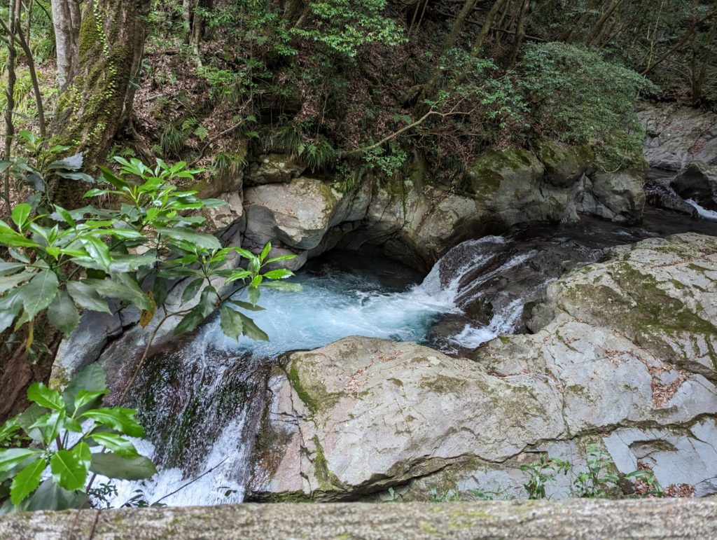 Ein kleiner Wasserfall bahnt sich zwischen Felsen hindurch.