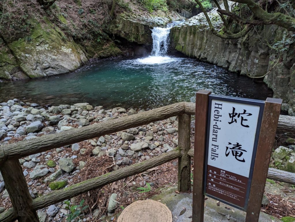 Ein kleiner Wasserfall ergießt sich in ein größeres Becken.