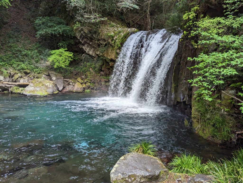 Ein etwas breiterer Wasserfall, der Shokei-Daru bei den Kawazu Nanadaru.