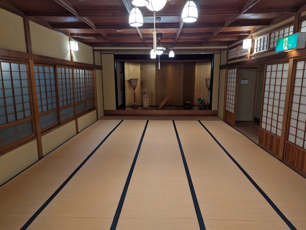 Eine große, mit Tatami-Matten ausgelegte Halle in einem Ryokan.