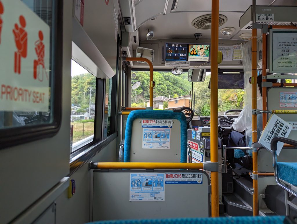 Foto aus einem vorderen Platz in einem Bus in Kawazu.