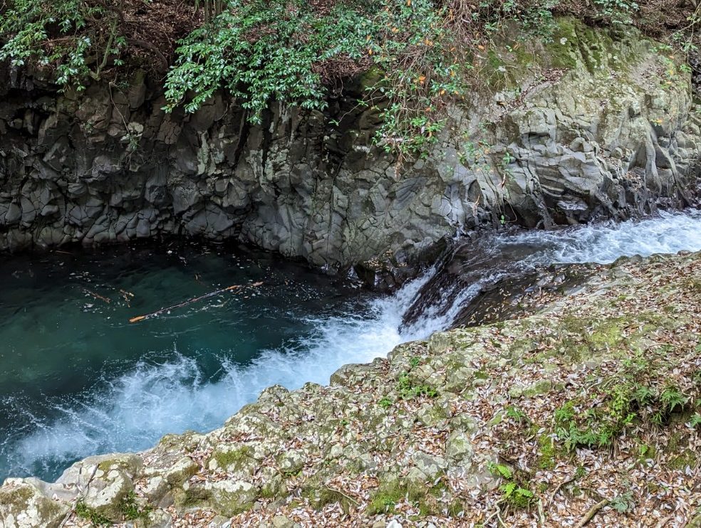 Ein Flusslauf in Kawazu mit sehr klarem Wasser