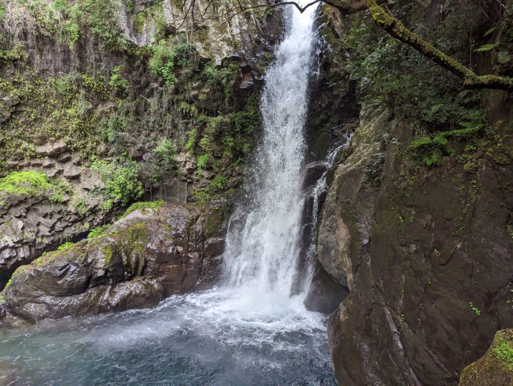 Der 22 Meter tiefe Wasserfall Kama-Dara rauscht hinab in die Tiefe.