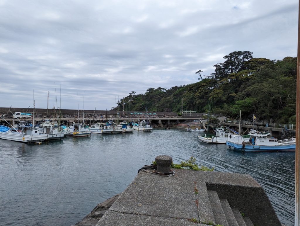 Einige Boote liegen im kleinen Hafen von Futo an.