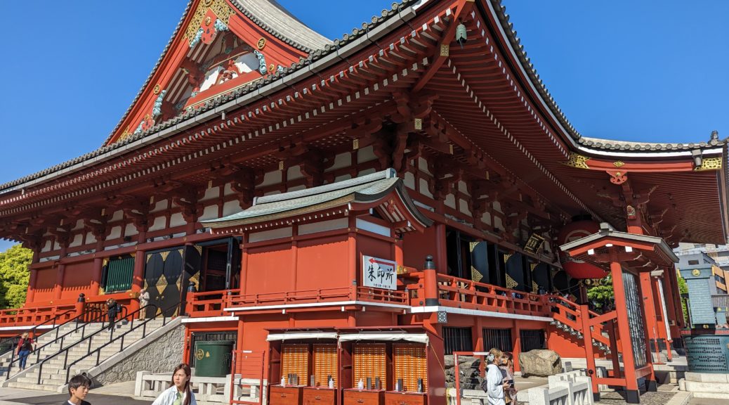 Ein halb seitlicher Blick auf die große Haupthalle des Senso-Ji-Tempels ins Asakusa.