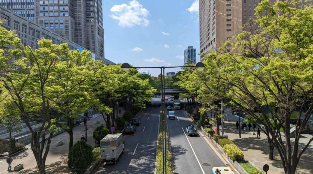 Eine Straße zwischen zwei Wolkenkratzern in Shinjuku