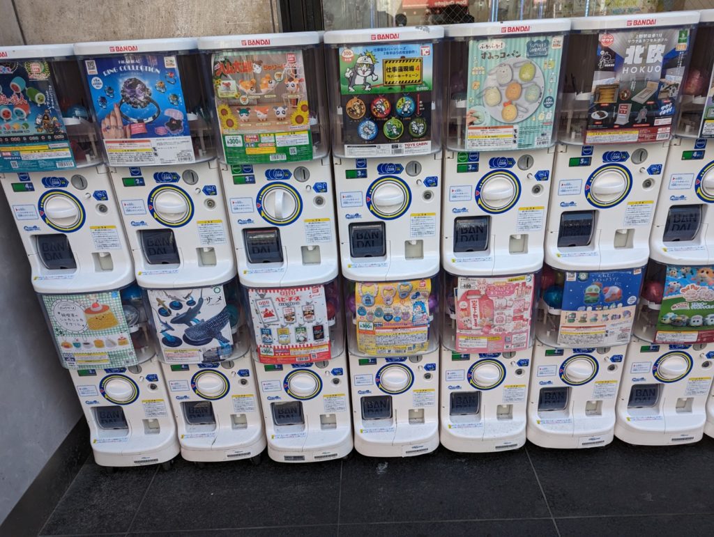 Mehrere Gachapon-Automaten in Shinjuku