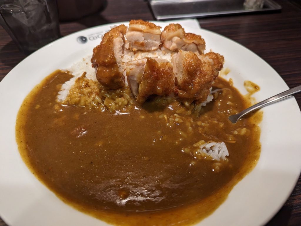 Ein Teller japanisches Curry vom CoCo Ichibanya