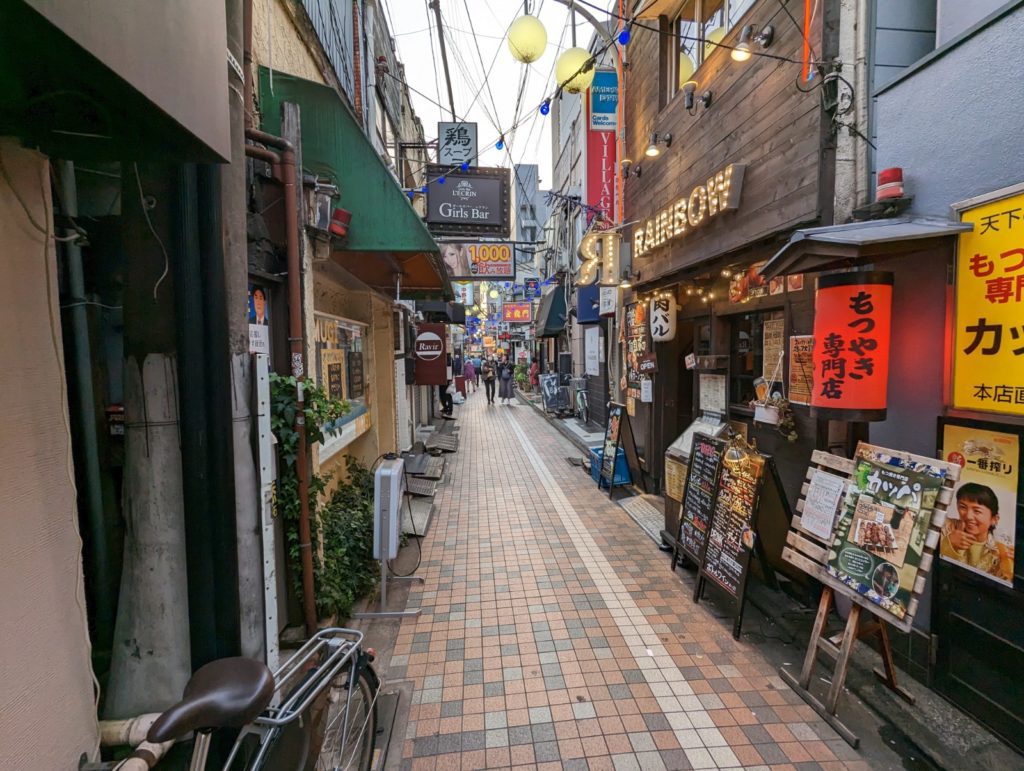 Enge Gasse in Nakano mit einigen Bars und Restaurants.