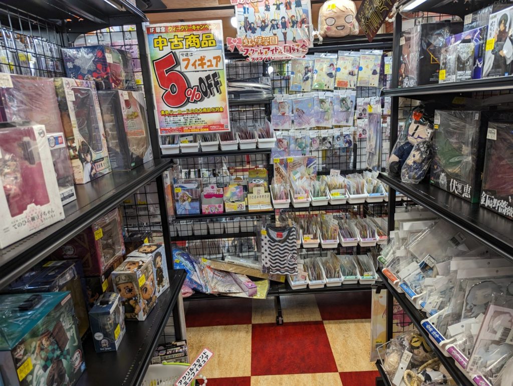 Regalreihen voller Anime-Merchandise in Akihabara