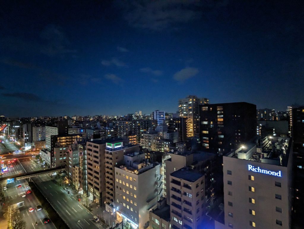Der Blick vom hohen Riesenrad auf das nächtliche Tokio. Ein Meer von Lichtern.