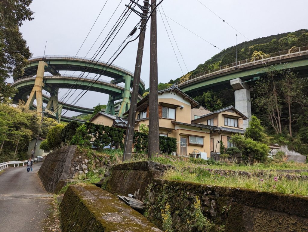 Eine Brücke überwindet in zwei nach oben windenden Kreisen großen Höhenunterschied.