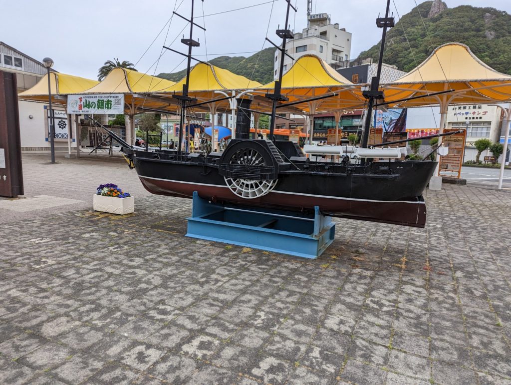 Ein großes Modell eines Black Ship in Shimoda.