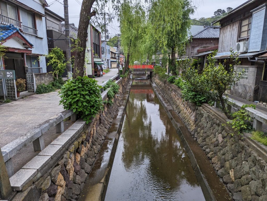 Eine Straße entlang eines Kanals in Shimoda: Die Perry Road.