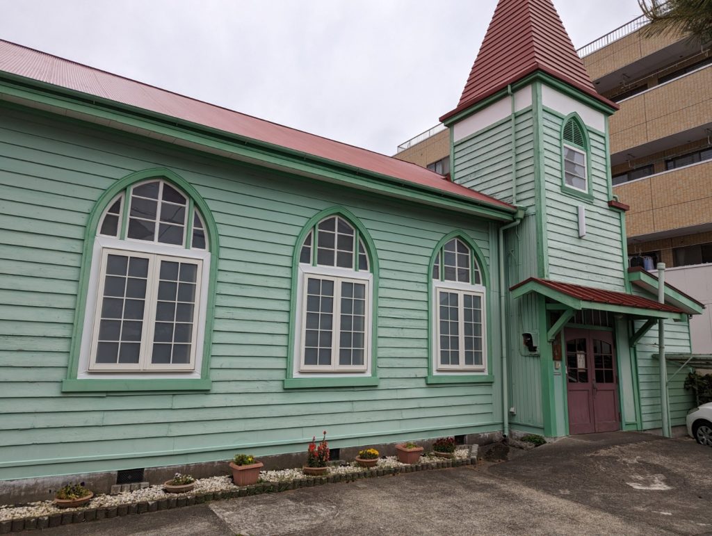 Eine klassische Kirche im amerikanischen Stil aus grünem Holz.