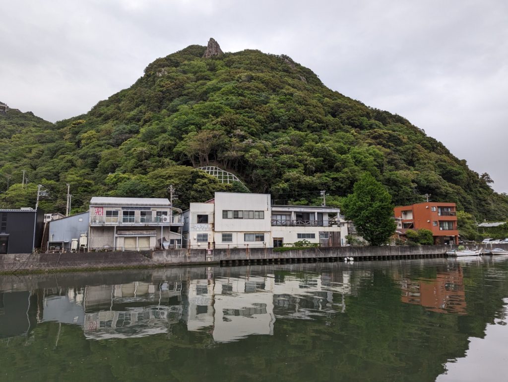 Ein Berg erhebt sich auf der gegenüberliegenden Seite eines Flusses. Der Nesugata.