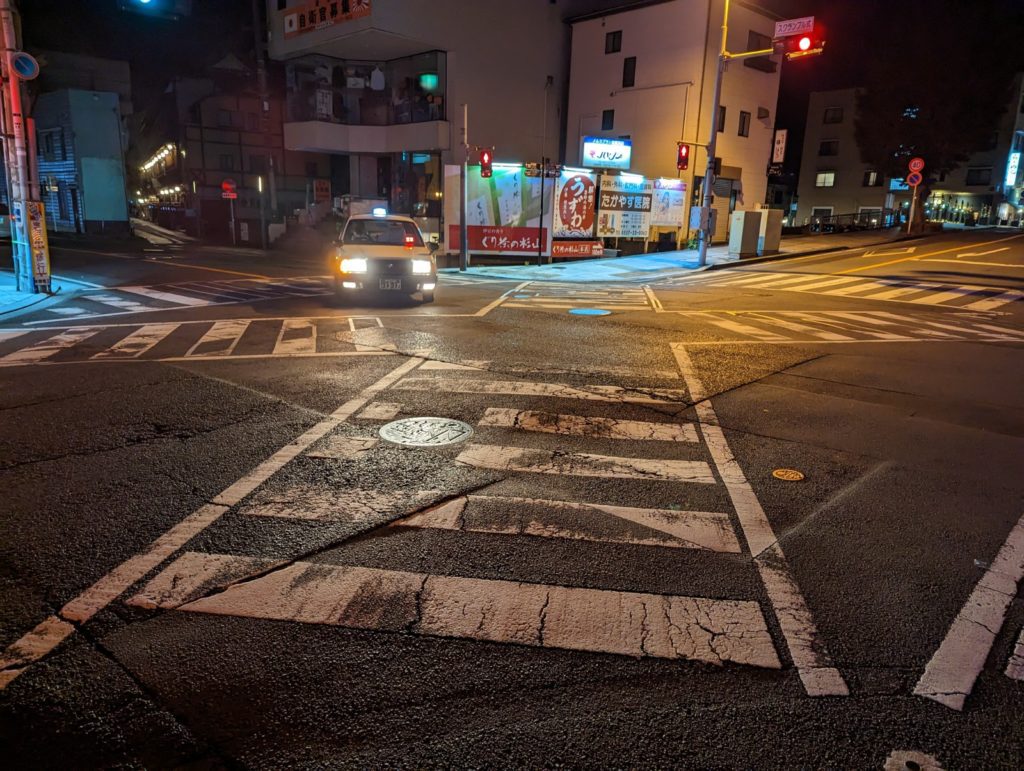 Eine größere Kreuzung bei Nacht, die auch den diagonalen Seitenwechsel erlaubt.