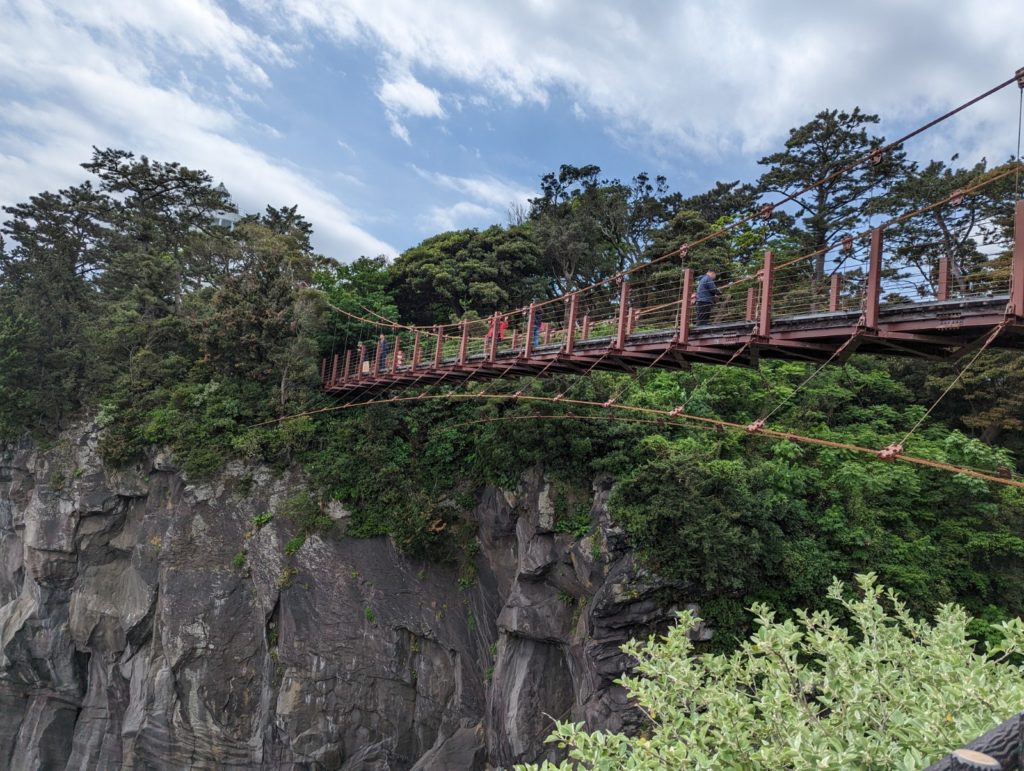 Eine extrem hohe Hängebrücke bei der Jogasaki-Küste.