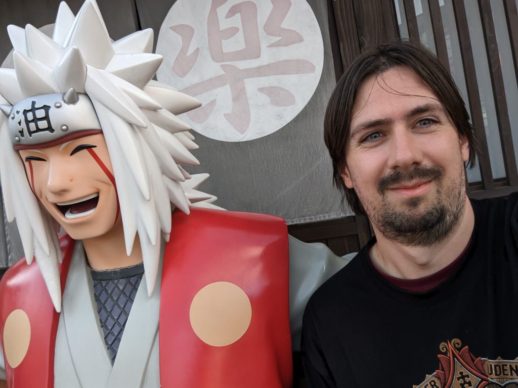 Ein Selfie auf einer Bank mit der FIgur Jiraiya aus Naruto
