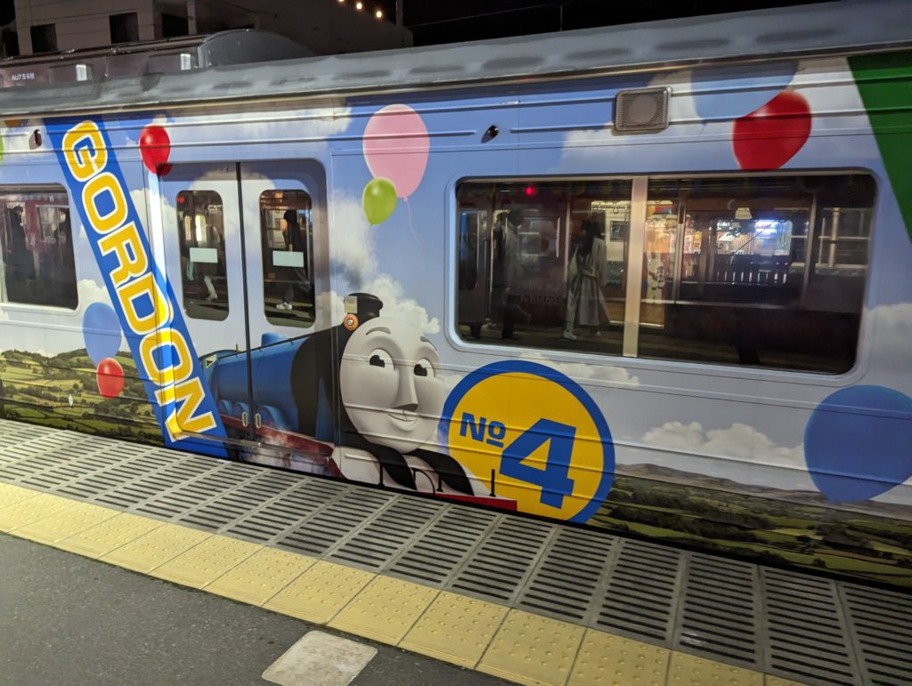 Ein Zug dessen Lackierung Werbung für Thomas die Lokomotive macht.