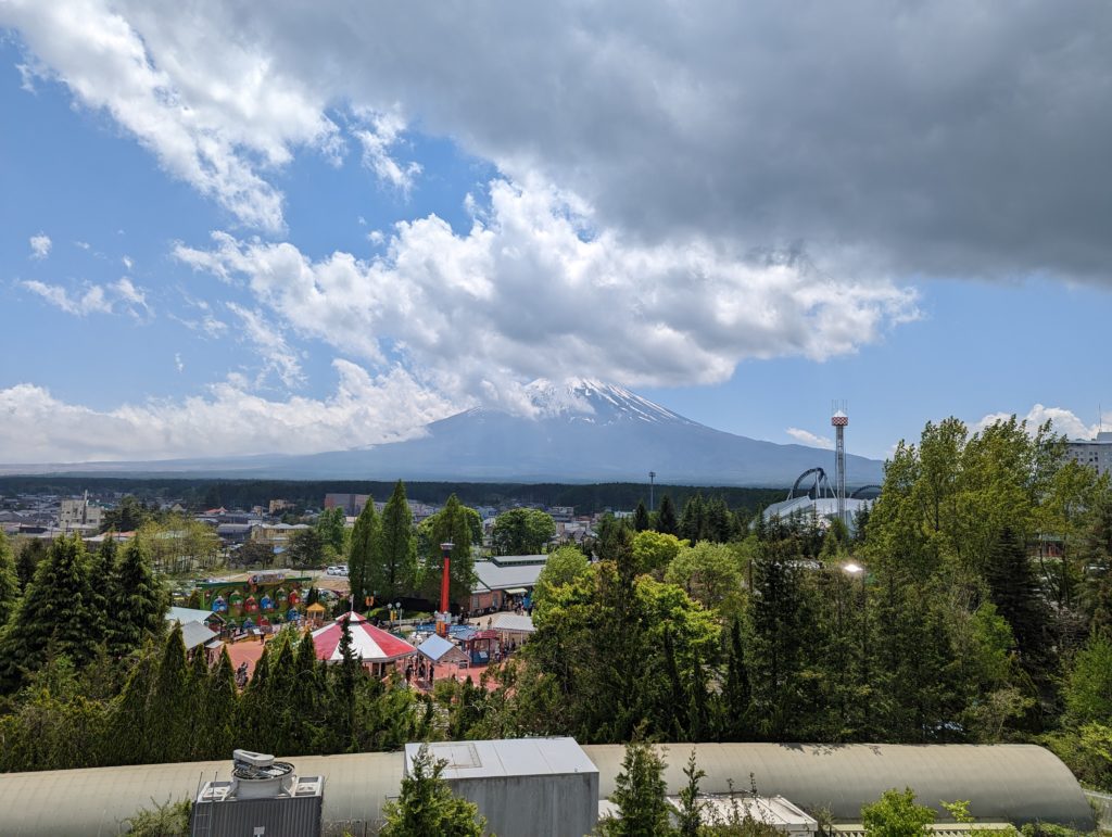 Ausblick auf den Fujisan, dessen Spitze leicht von Wolken verdeckt ist.