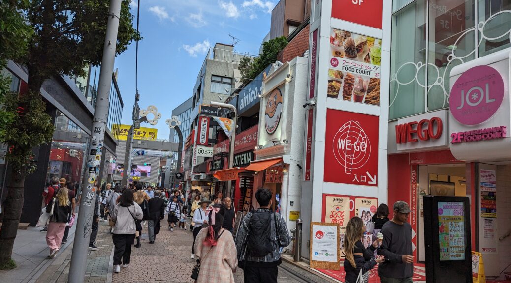 Etliche Essensstände in Tokio Harajuku