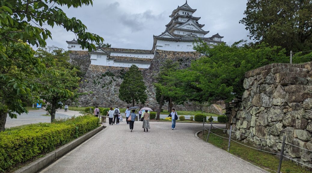 Blick auf die mehrstöckige weiße Hauptburg von Himeji.